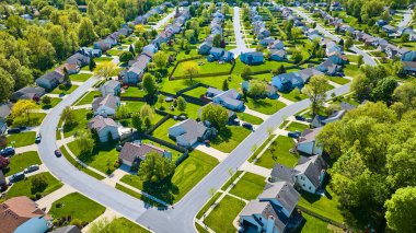 Oyun minyatürü gibi büyük mahallelerdeki birçok havadan ev görüntüsü