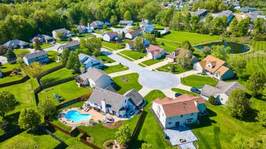 Mahallede yaz mevsiminin havuzu ve yeni biçilmiş çimlerin manzarası.