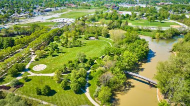 Yazın St. Marys Nehri Fort Wayne 'deki MLK köprüsündeki ağaçların oluşturduğu Headwater Park anteninin görüntüsü
