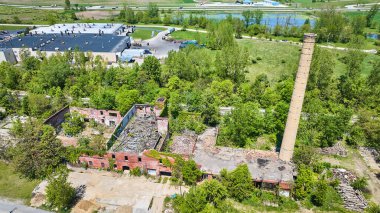 Duman yığını silosunun, yıkılan tuğla binanın, terkedilmiş, çökmüş çatının, duvarların, çürümüş havanın görüntüsü