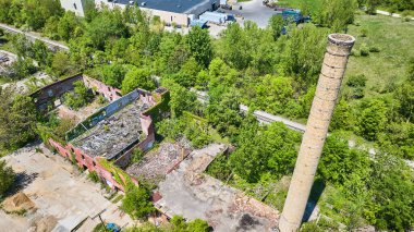 Duman yığını silosu, terk edilmiş tuğla, çökmüş çatı, duvarlar, çürümüş hava.