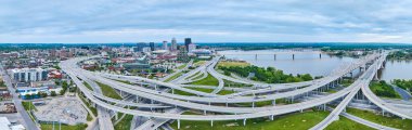 Görüntü: Panorama Louisville KY şehir merkezi gökdelenler, yollar, köprüler ve Ohio Nehri boyunca