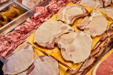 Şarküteride taze et füme domuz pirzolası, domuz pirzolası, füme domuz eti.