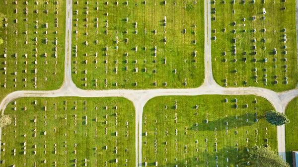 Obraz Nagrobków Lotniczych Cmentarzu Białymi Żwirowymi Ścieżkami Zielona Trawa Jedno — Zdjęcie stockowe