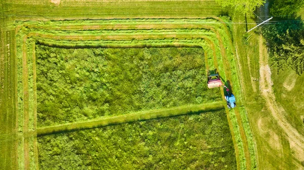 Obraz Zasobu Lotniczego Tła Rolnika Koszącego Zielone Pole Różnorodnych Roślin — Zdjęcie stockowe
