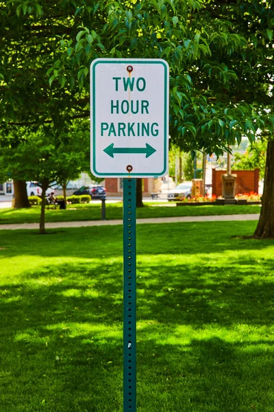 Bild Des Grünen Zwei Stunden Parkverbots Vor Dem Park Sommer — Stockfoto