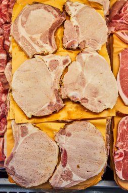 Füme domuz pirzolası, çiğ et, pişmemiş et, bakkal, et bölümü.