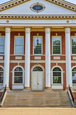 Kırmızı tuğlalı uzun beyaz sütunlu bina ve Knox County Memorial 'a giriş merdivenleri.