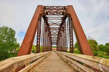 Vernon Dağı 'ndaki ahşap bir köprü vasıtasıyla inşa edilen binanın görüntüsü