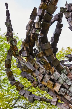 Bernheim Ormanı 'nda Anthony Heinz May' in Engotterung heykelinin soyut sanat eserinin görüntüsü