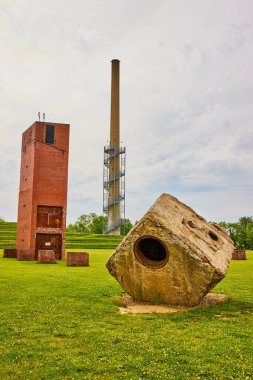 Kırık beton küplü, terk edilmiş yük asansörü ve kulesi olan eski cam fabrikasının kalıntıları