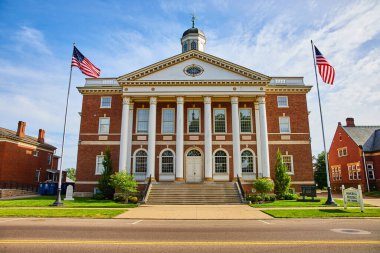 Ohio 'daki Knox İlçesi Anıt Binası ve Tiyatrosu' nun Amerikan bayraklarıyla fotoğrafı