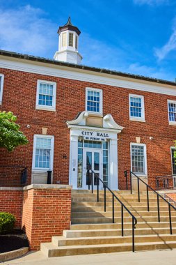 Mount Vernon Ohio tuğla binasındaki belediye binasının resmi.