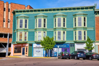 Kamu Meydanı Vernon Ohio 'daki muhteşem deniz mavisi binalı Moonlit Soul mağazasının görüntüsü.