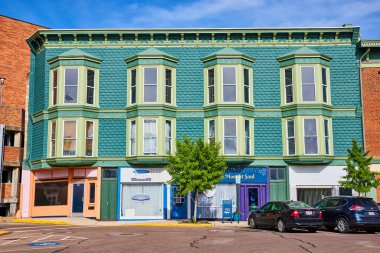 Vernon Ohio Dağı 'ndaki pencereli Teal tuğlası binası.