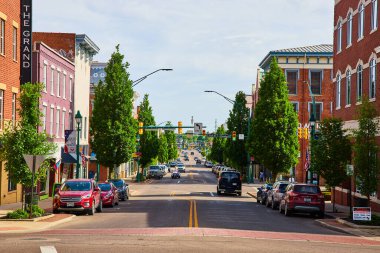 Mount Vernon Ohio caddesinde arabalı S. Main Caddesi 'nin görüntüsü.