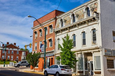 Mount Vernon Ohio şehir merkezindeki Kamu Meydanı binalarının görüntüleri