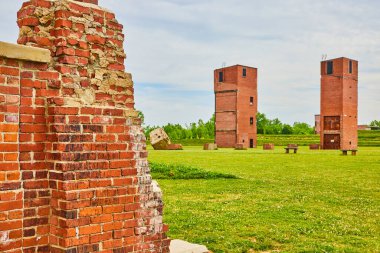 Kırık ve çürüyen, kısmi duvarlı bir fabrikanın görüntüsü ve tek başına yük asansörleri.