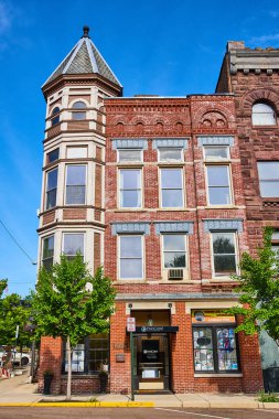 Vernon Ohio 'daki Kamu Meydanı' nda ProCore Sağlık Komisyoncuları 'nın tuğla bina görüntüsü