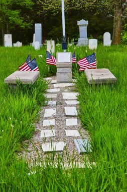 Anıt, mezarlık, mezar taşları, oyulmuş isimler, Amerikan bayrakları, mezarlar, yeşil çimenler, vatanseverlik