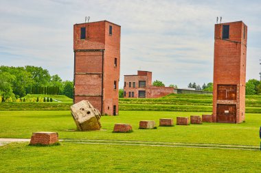 Hiçbir yere açılan kapıları ve kırık tuğla ve beton sütunları olan Yük asansörleri görüntüsü