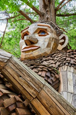 Orman Devi Anne Loumari 'nin yeşil ağacı arkasında başı ve koluyla göbeğini bırakıyor.