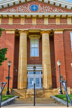 Knox County Ohios Adliyesi 'nin büyük mermer sütunlu dikey giriş görüntüsü