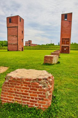 Kırık tuğlalar, beton sütunlar ve terk edilmiş asansör binalarının görüntüsü