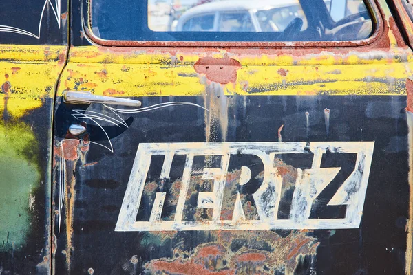 Bild Von Hinten Hertz Auto Fenster Fahrzeugschild Alt Antik Zersplitterte — Stockfoto