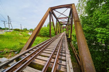 Vernon Ohio Dağı 'ndaki Kokosing Nehri üzerinde tren rayları olan Rusty Truss demiryolu köprüsü görüntüsü