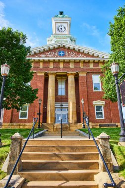 Knox County Adliyesi 'ne çıkan merdiven girişi görüntüsü