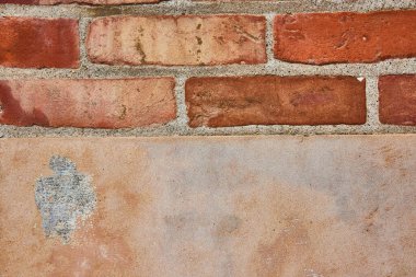 Yarı kırmızı tuğla duvar ve yarı ten rengi beton duvarlı bölünmüş duvar arkaplan varlığı resmi
