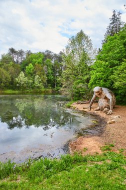 Orman devi Little Nis ile birlikte ormanın kıyısındaki Grassy kıyı manzarası.