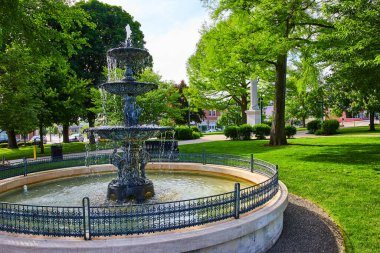 Bakır Su Fıskiyesi 'nin resmi. Elinde su havzaları tutan metal su kuşu kuşları var.