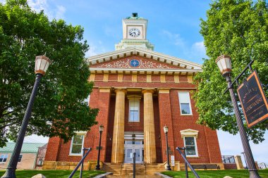 Knox County 'nin ana girişi sütunlu eski tuğla bina görüntüsü