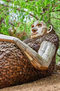 Dost canlısı orman devi Mama Loumari 'nin görüntüsü. İki çocuk annesi ve kolları karnında ormanda dinleniyor.