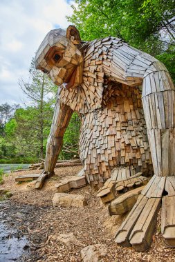 Küçük Nis 'in dostu orman devi etrafı yeşil ormanlarla çevrili göl kıyısında oturuyor.