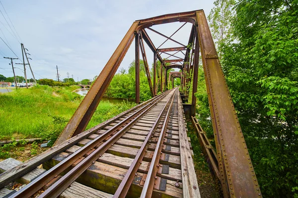 Vernon Ohio Dağı 'ndaki Kokosing Nehri üzerinde tren rayları olan Rusty Truss demiryolu köprüsü görüntüsü