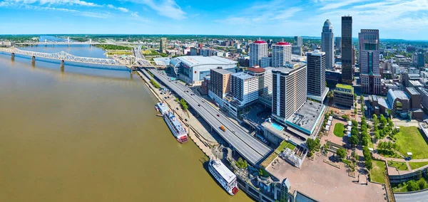 Louisville KY şehir merkezine giden Panorama Ohio Nehri nehir yolu tekne ve köprülerinin görüntüsü