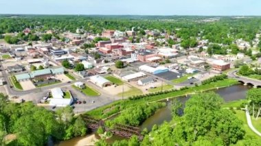 Mount Vernon binalarına doğru giden tren köprüsünün üzerindeki video görüntüleri.