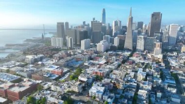 Oakland Bay Köprüsü ile San Francisco şehir merkezindeki gökdelenlerin videosu.