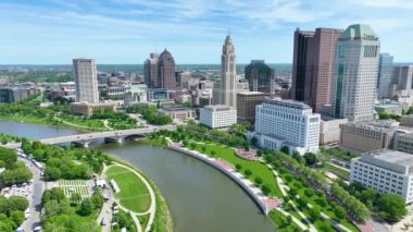 Scioto Nehri üzerinde Ohio Video Kolomb 'un videosu şehrin gökdelenlerini geniş açıdan görüyor.