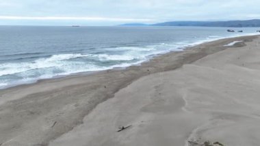 Golden Gate Park plaj bölgesinin kumsalında gömülü renkli terk edilmiş sahnenin görüntüsü.