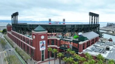 Dolly 'nin videosu Oracle Park' ın iç kesimlerine ve görünür balıkçı iskelesine giriş yaptı.