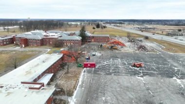 Kış yıkım alanının eski binaları yıktığı görüntüler.