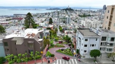 Lombard Caddesi 'nin San Francisco şehri ve körfezi manzaralı Dolly' nin videosu.