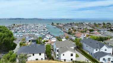 Tiburon Yat Kulübü ile San Francisco Körfezi 'ne bakan geniş hava görüntüsü.