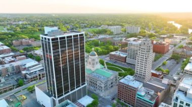 Pan 'ın, Fort Wayne binalarının üç nehrin olduğu havadan çekilmiş videosu.