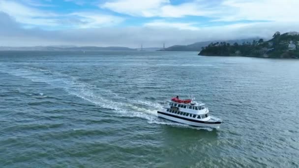 Videó Tour Hajó Közelében Tiburon Part Távoli Golden Gate Híd — Stock videók