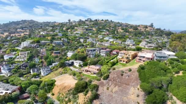 Video Aerial High Wide Shot Tiburon Houses Hill — Vídeos de Stock